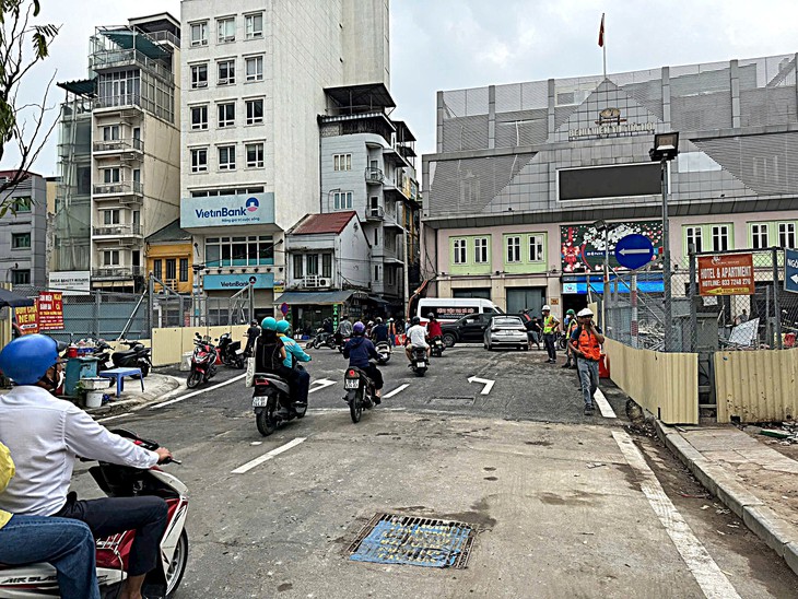 Một số rào chắn thi công, điển hình là ga ngầm thuộc dự án tuyến đường sắt đô thị Nhổn - ga Hà Nội, không thể thu hẹp thêm. Một số rào chắn thi công, điển hình là ga ngầm thuộc dự án tuyến đường sắt đô thị Nhổn - ga Hà Nội, không thể thu hẹp thêm.