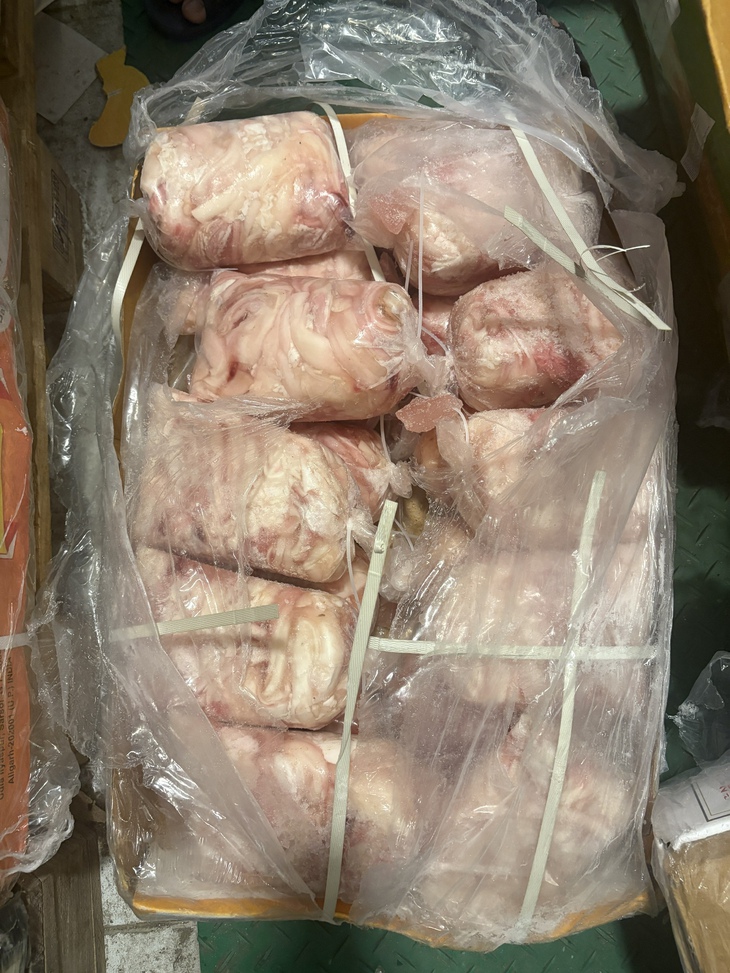 TPHCM: Phát hiện kho chứa hơn 30 tấn nội tạng động vật không nguồn gốc- Ảnh 4. TPHCM: Phát hiện kho chứa hơn 30 tấn nội tạng động vật không nguồn gốc- Ảnh 4.