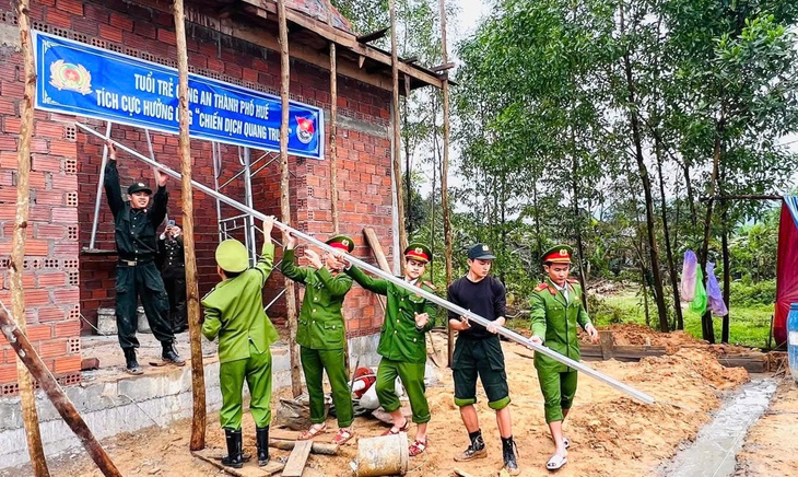 'Chạy nước rút' dựng nhà cho người dân sau lũ- Ảnh 1. 'Chạy nước rút' dựng nhà cho người dân sau lũ- Ảnh 1.