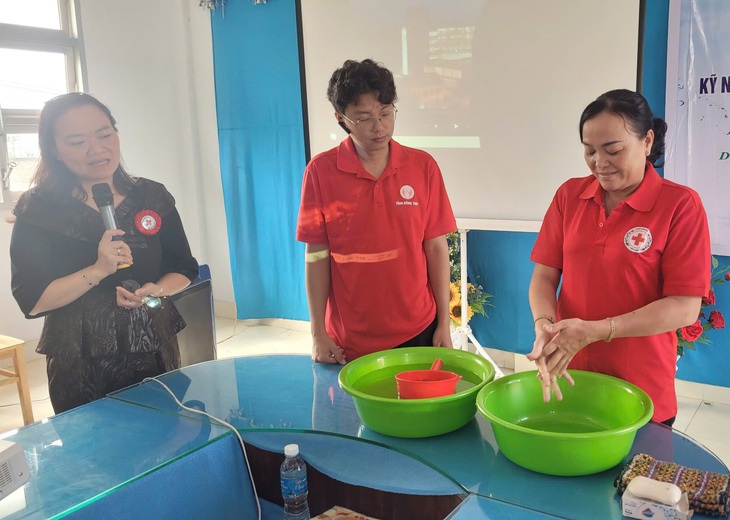 Lan tỏa Chương trình 'Nước uống sạch cho cộng đồng': Lực lượng giáo viên, tình nguyện viên Chữ thập đỏ được cung cấp kiến thức, kỹ năng truyền thông về nước sạch, vệ sinh- Ảnh 1. Lan tỏa Chương trình 'Nước uống sạch cho cộng đồng': Lực lượng giáo viên, tình nguyện viên Chữ thập đỏ được cung cấp kiến thức, kỹ năng truyền thông về nước sạch, vệ sinh- Ảnh 1.