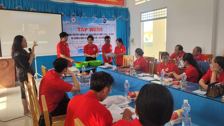 Lan tỏa Chương trình 'Nước uống sạch cho cộng đồng': Lực lượng giáo viên, tình nguyện viên Chữ thập đỏ được cung cấp kiến thức, kỹ năng truyền thông về nước sạch, vệ sinh- Ảnh 3. Lan tỏa Chương trình 'Nước uống sạch cho cộng đồng': Lực lượng giáo viên, tình nguyện viên Chữ thập đỏ được cung cấp kiến thức, kỹ năng truyền thông về nước sạch, vệ sinh- Ảnh 3.