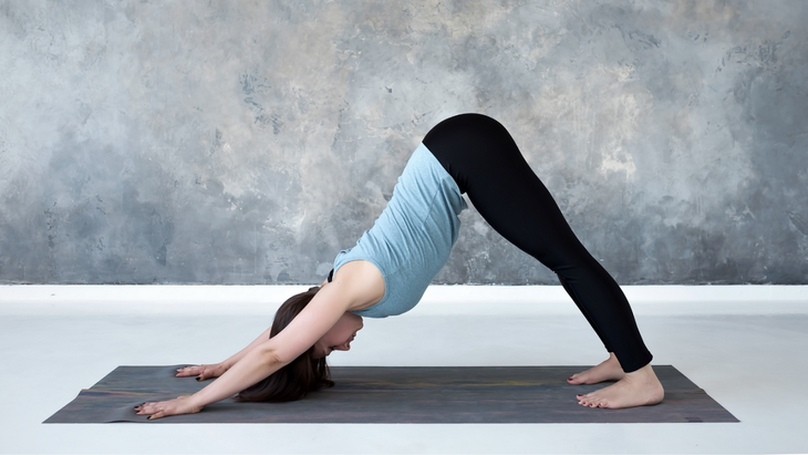 6 tư thế yoga đơn giản kích thích mọc tóc hiệu quả - Ảnh 1.