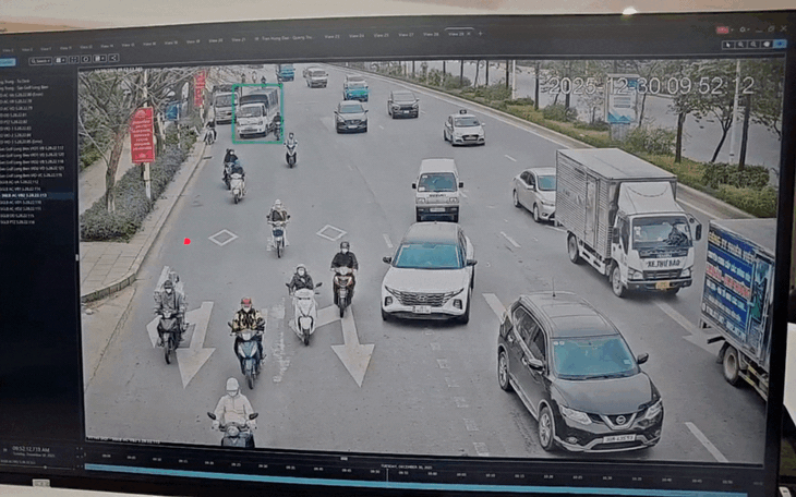 Xe tải bất ngờ lật nghiêng giữa đường Đàm Quang Trung, camera AI ghi lại toàn bộ diễn biến Xe tải bất ngờ lật nghiêng giữa đường Đàm Quang Trung, camera AI ghi lại toàn bộ diễn biến
