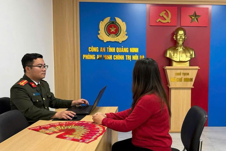 Người phụ nữ rao bán vé mời 'Chương trình Quảng Ninh chào năm mới' để trục lợi- Ảnh 1.