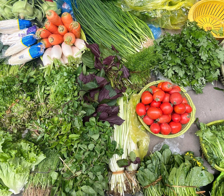 Giá rau xanh hạ nhiệt, người tiêu dùng 'dễ thở' dịp cuối năm- Ảnh 5.