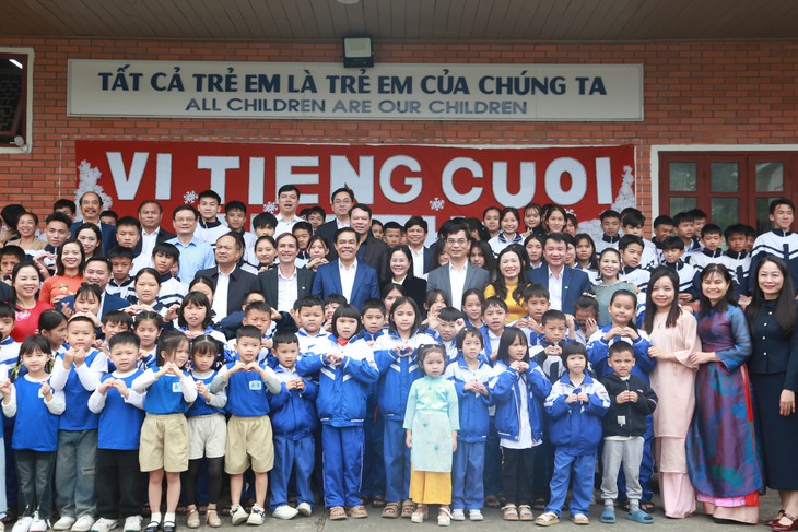 Chủ tịch UBND tỉnh Nghệ An thăm, động viên người có công và trẻ em có hoàn cảnh đặc biệt- Ảnh 1.