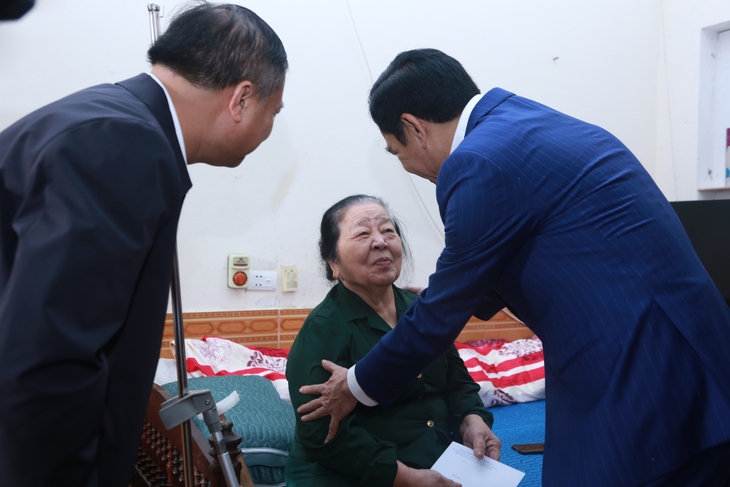Chủ tịch UBND tỉnh Nghệ An thăm, động viên người có công và trẻ em có hoàn cảnh đặc biệt- Ảnh 7.