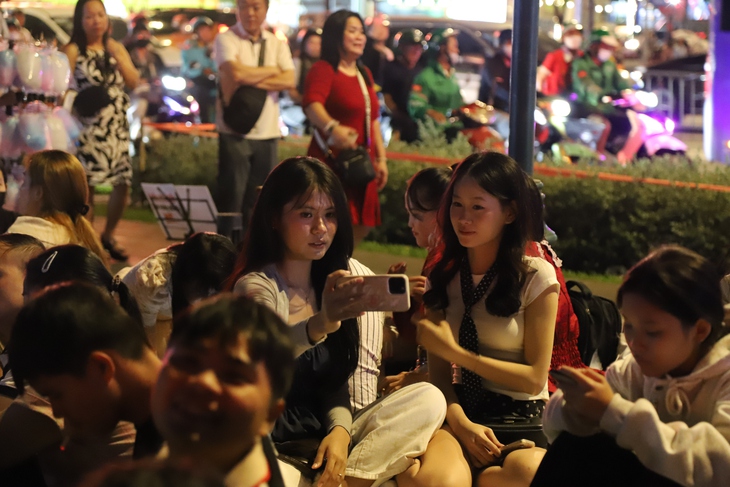Biển người đổ về trung tâm TPHCM chờ xem pháo hoa chào năm mới 2026- Ảnh 7.