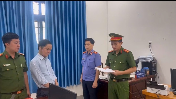Bắt công chức xã hứa hẹn làm thủ tục đất đai để chiếm đoạt tiền của người dân- Ảnh 1.