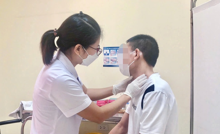 Chủ quan không đi khám, từ khối u tuyến giáp chuyển ung thư biểu mô tuyến giáp thể nang - Ảnh 1.