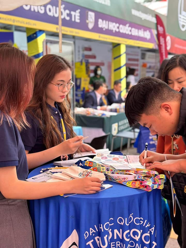 Nhìn lại mùa tuyển sinh đại học 2025 với nhiều ngành học 'nóng' điểm chuẩn chạm mốc kịch trần- Ảnh 1. Nhìn lại mùa tuyển sinh đại học 2025 với nhiều ngành học 'nóng' điểm chuẩn chạm mốc kịch trần- Ảnh 1.