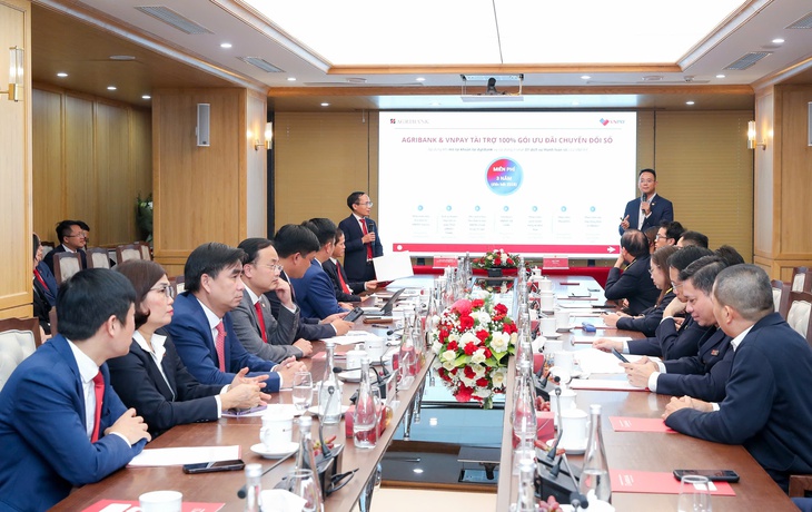 Agribank và Cục Thuế ký kết hợp tác, đồng hành hỗ trợ hộ kinh doanh sẵn sàng chuyển đổi từ phương pháp thuế khoán sang thuế kê khai- Ảnh 4. Agribank và Cục Thuế ký kết hợp tác, đồng hành hỗ trợ hộ kinh doanh sẵn sàng chuyển đổi từ phương pháp thuế khoán sang thuế kê khai- Ảnh 4.
