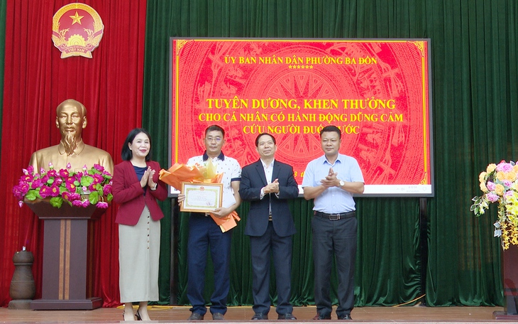 Người đàn ông dùng tiền thưởng khi cứu người để ủng hộ vùng lũ