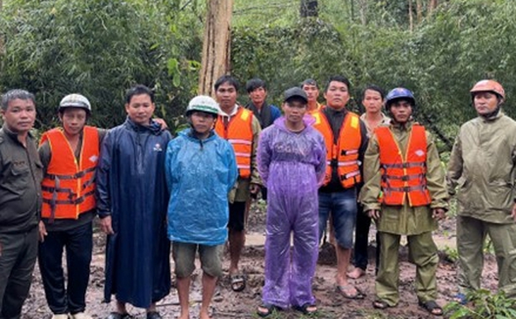 Công an kịp thời giải cứu 6 thành viên đội khảo sát địa chất mắc kẹt trong lũ- Ảnh 1.