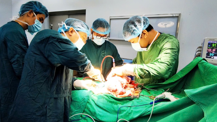 Bất ngờ phát hiện u buồng trứng gần 3kg sau chấn thương sọ não- Ảnh 3.