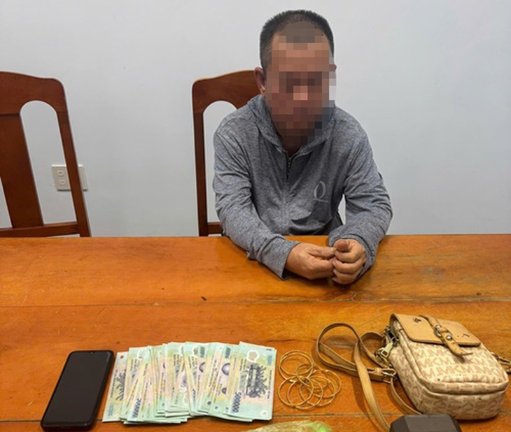 Nhân viên quán cơm 'cuỗm' túi xách đựng hơn 45 triệu và 6 chỉ vàng 18k khách để quên- Ảnh 1. Nhân viên quán cơm 'cuỗm' túi xách đựng hơn 45 triệu và 6 chỉ vàng 18k khách để quên- Ảnh 1.