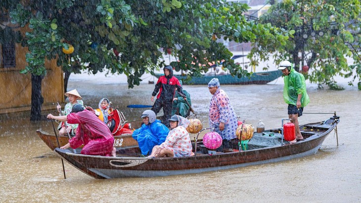 Lâm Đồng: Hơn 6.000 nhà ngập, một người tử vong do mưa lũ, thiệt hại ước tính hơn 113 tỷ đồng- Ảnh 1.