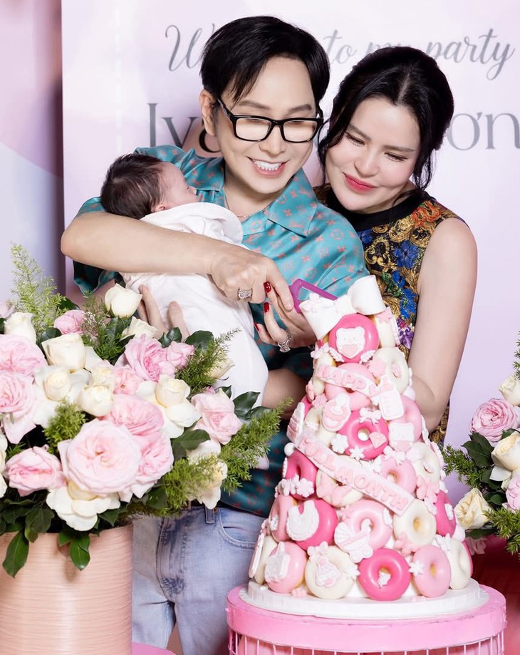 Nam NSƯT cải lương nức tiếng Sài Gòn ở tuổi U60 thức đêm cùng vợ chăm con mọn- Ảnh 1.