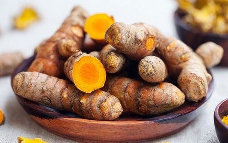 Cách uống nước nghệ tươi giảm axit uric
