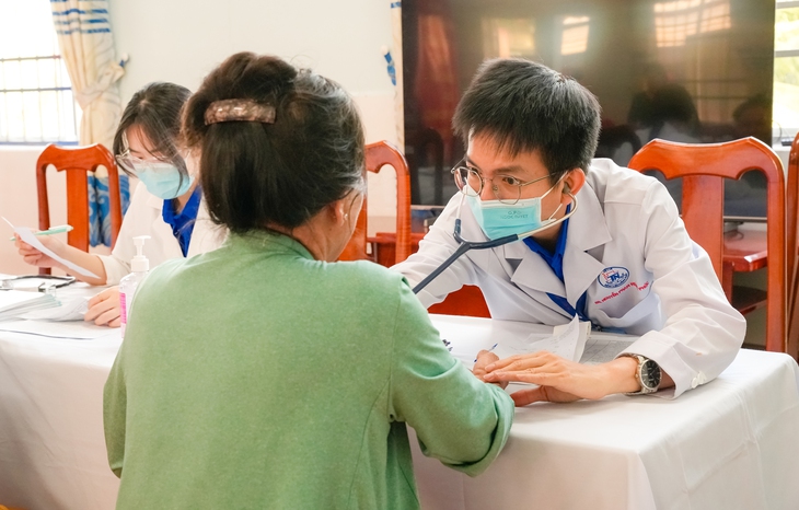 1000 người dân Cà Mau được tầm soát bệnh tim mạch, đái tháo đường và chăm sóc răng miệng miễn phí- Ảnh 1.
