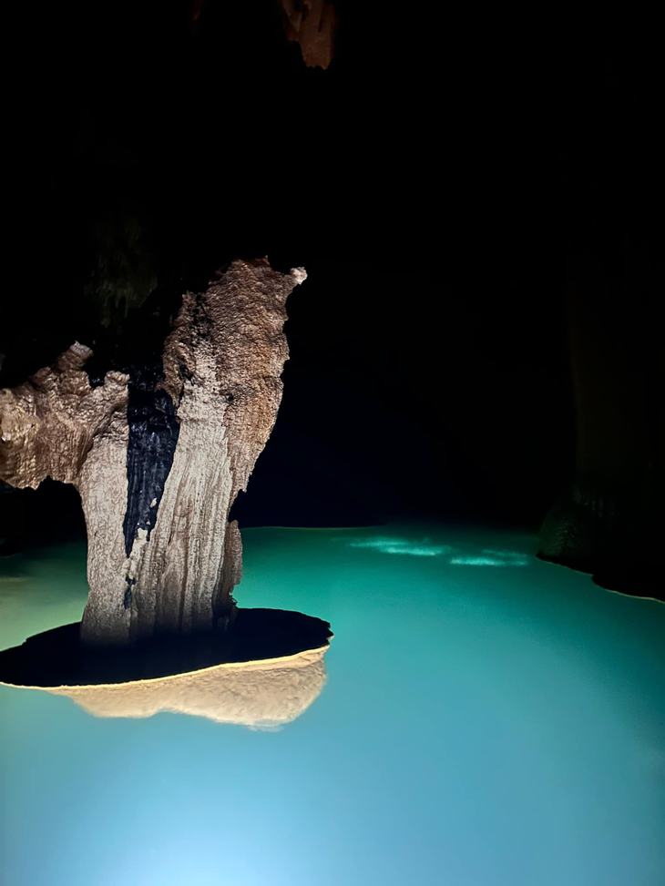Quá trình hình thành lạ kỳ của cột thạch nhũ treo giữa hồ Lơ Lửng trong lòng hang Thung- Ảnh 3.