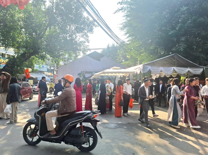 Dựng rạp cưới gần kín hết lòng đường có bị xử phạt không?- Ảnh 1.