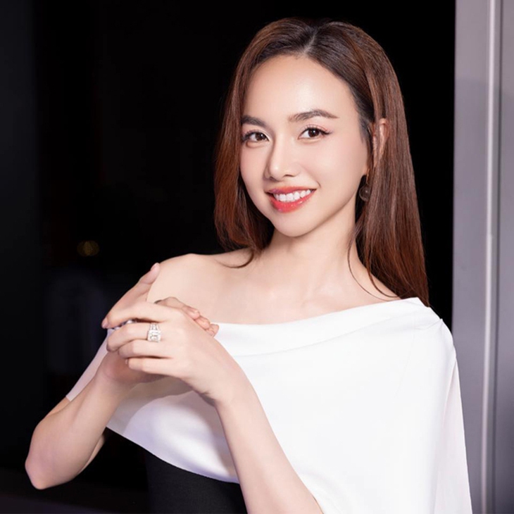 Hoa khôi Tây Đô sau 21 năm đăng quang viên mãn bên chồng đạo diễn- Ảnh 1.