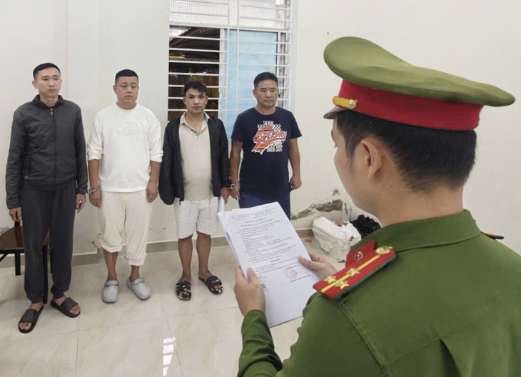 Người đàn ông ngoại quốc bị 'giam lỏng' trong khách sạn vì khoản nợ 100.000 tệ- Ảnh 1.