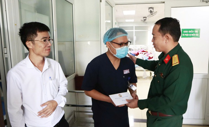 Kịp thời tiếp sức cho bệnh viện bị cô lập suốt 4 đêm 5 ngày trong lũ lịch sử- Ảnh 3. Kịp thời tiếp sức cho bệnh viện bị cô lập suốt 4 đêm 5 ngày trong lũ lịch sử- Ảnh 3.