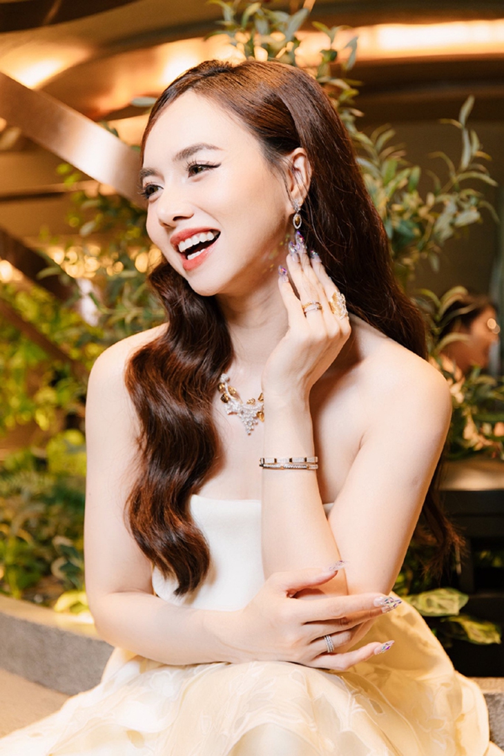 Hoa khôi Tây Đô sau 21 năm đăng quang viên mãn bên chồng đạo diễn- Ảnh 12.