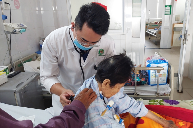 Cứu sống bệnh nhân sốc tim, ngưng tim trong ‘cuộc đua một phút sinh tử’- Ảnh 1.