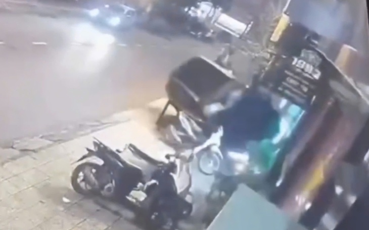 Tài xế có cồn lái ô tô hất văng CSGT lên ca-pô, phóng xe bỏ chạy - Ảnh 1.