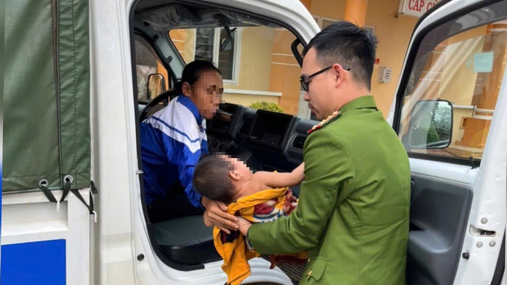 Công an xã đến tận nhà đưa cháu bé người Bru - Vân Kiều bị bỏng nặng đi cấp cứu- Ảnh 1.