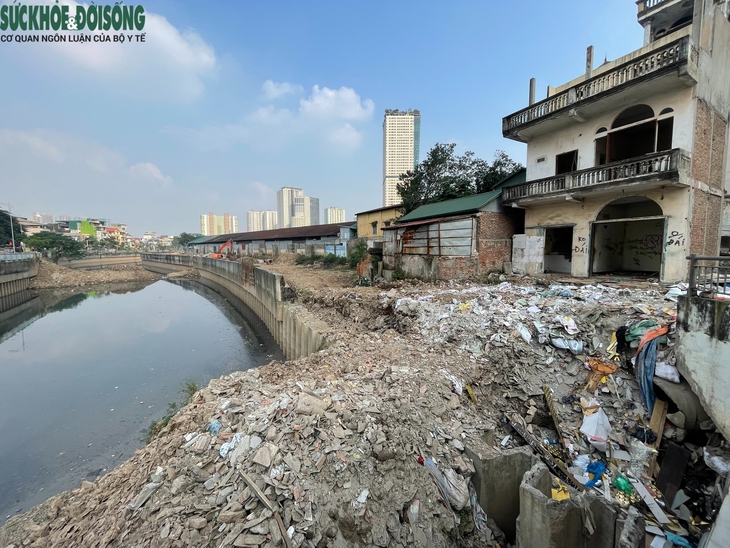 Dự án cứng hóa kênh La Khê, Hà Nội thi công không che chắn gây bụi và ô nhiễm- Ảnh 3. Dự án cứng hóa kênh La Khê, Hà Nội thi công không che chắn gây bụi và ô nhiễm- Ảnh 3.