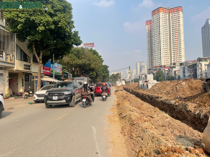 Dự án cứng hóa kênh La Khê, Hà Nội thi công không che chắn gây bụi và ô nhiễm- Ảnh 7. Dự án cứng hóa kênh La Khê, Hà Nội thi công không che chắn gây bụi và ô nhiễm- Ảnh 7.