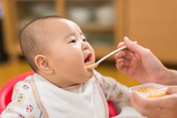 Mẹo trước khi cho bé ăn dặm mẹ áp dụng ngay nhé - HelloBacsi