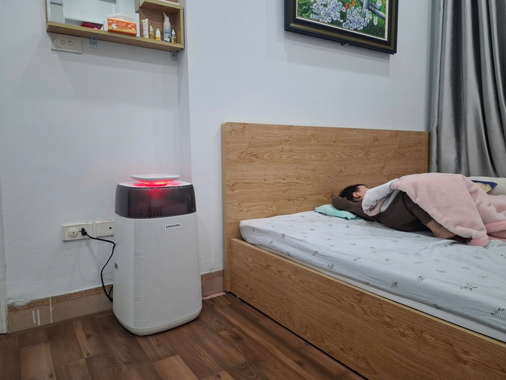 Thời tiết Hà Nội ô nhiễm, máy lọc không khí bán chạy như 'tôm tươi'- Ảnh 1.