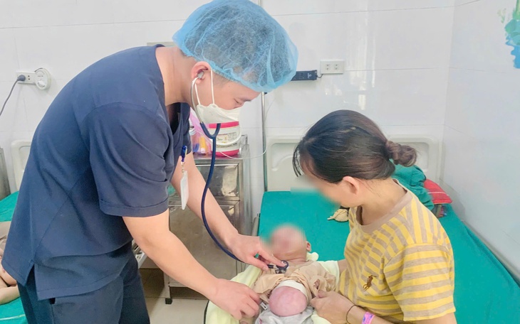 Cứu sống cháu bé sơ sinh bị tắc tá tràng do dị tật bẩm sinh hiếm gặp- Ảnh 2.