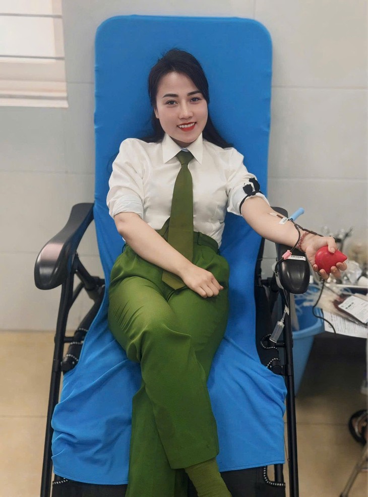 Ba nữ chiến sĩ công an Nghệ An hiến máu cứu người ngày Tết- Ảnh 1.