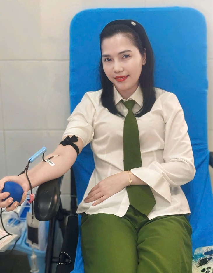 Ba nữ chiến sĩ công an Nghệ An hiến máu cứu người ngày Tết- Ảnh 2.
