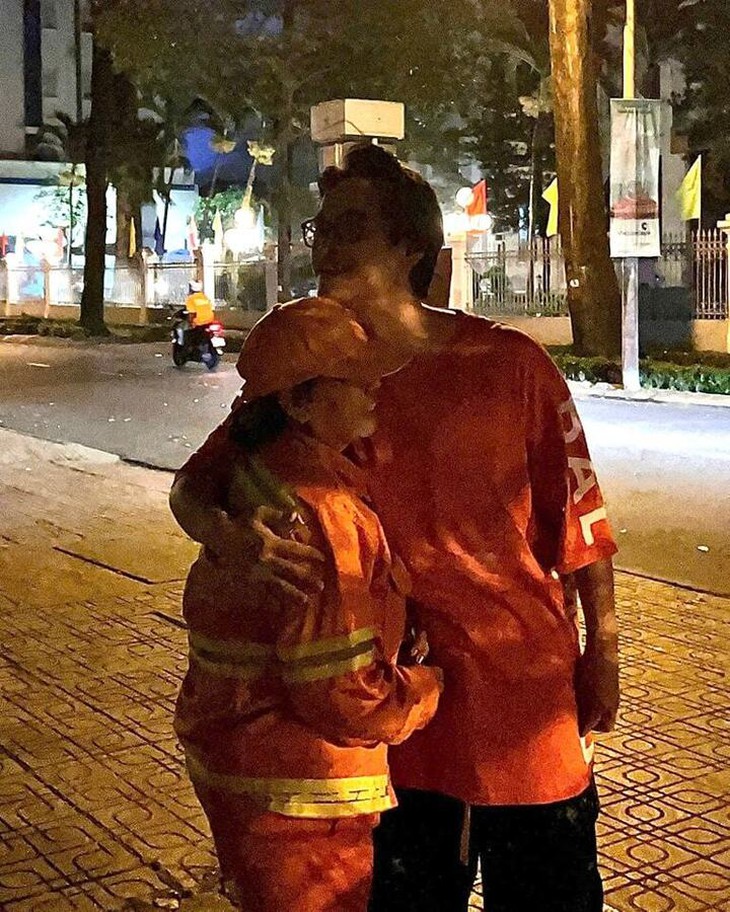 Lời hứa đặc biệt của Hà Anh Tuấn với người phụ nữ quét đường đêm giao thừa- Ảnh 1. Lời hứa đặc biệt của Hà Anh Tuấn với người phụ nữ quét đường đêm giao thừa- Ảnh 1.