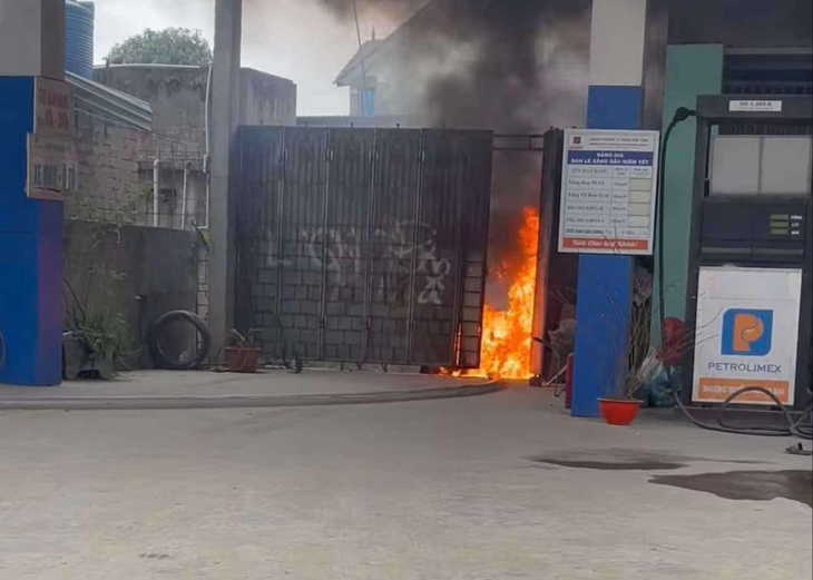 Bồn xăng bốc cháy khi xe đang tiếp nhiên liệu- Ảnh 1.