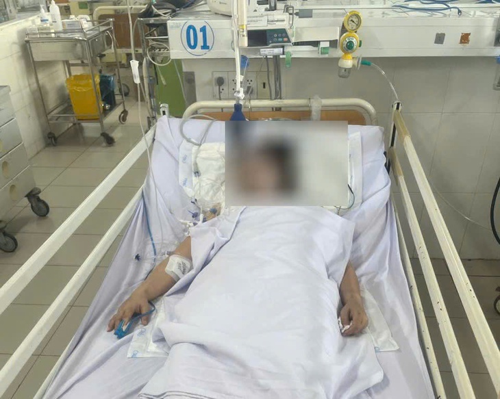 Cô giáo bất ngờ ngất xỉu khi đi ăn sáng, nguyên nhân khiến ai cũng lo lắng- Ảnh 1. Cô giáo bất ngờ ngất xỉu khi đi ăn sáng, nguyên nhân khiến ai cũng lo lắng- Ảnh 1.