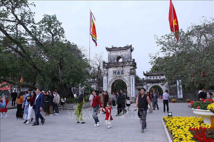 Tấp nập người dân, du khách đến đền Trần chiêm bái, du Xuân- Ảnh 2. Tấp nập người dân, du khách đến đền Trần chiêm bái, du Xuân- Ảnh 2.