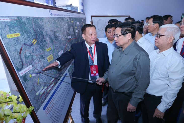 Thủ tướng phát lệnh khởi công cao tốc đầu tiên nối TPHCM với Bình Dương, Bình Phước, Tây Nguyên- Ảnh 3. Thủ tướng phát lệnh khởi công cao tốc đầu tiên nối TPHCM với Bình Dương, Bình Phước, Tây Nguyên- Ảnh 3.