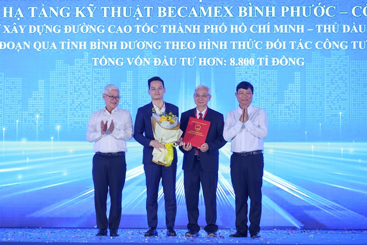 Thủ tướng phát lệnh khởi công cao tốc đầu tiên nối TPHCM với Bình Dương, Bình Phước, Tây Nguyên- Ảnh 5. Thủ tướng phát lệnh khởi công cao tốc đầu tiên nối TPHCM với Bình Dương, Bình Phước, Tây Nguyên- Ảnh 5.