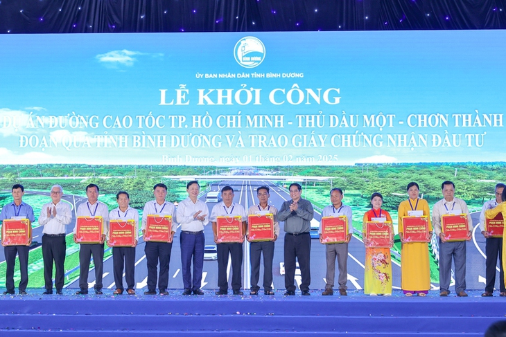 Thủ tướng phát lệnh khởi công cao tốc đầu tiên nối TPHCM với Bình Dương, Bình Phước, Tây Nguyên- Ảnh 8. Thủ tướng phát lệnh khởi công cao tốc đầu tiên nối TPHCM với Bình Dương, Bình Phước, Tây Nguyên- Ảnh 8.