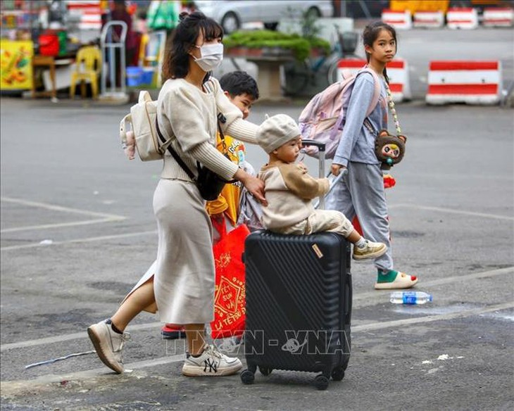 Người dân 'lỉnh kỉnh' quay trở lại Hà Nội sau kỳ nghỉ Tết Ất Tỵ- Ảnh 8.