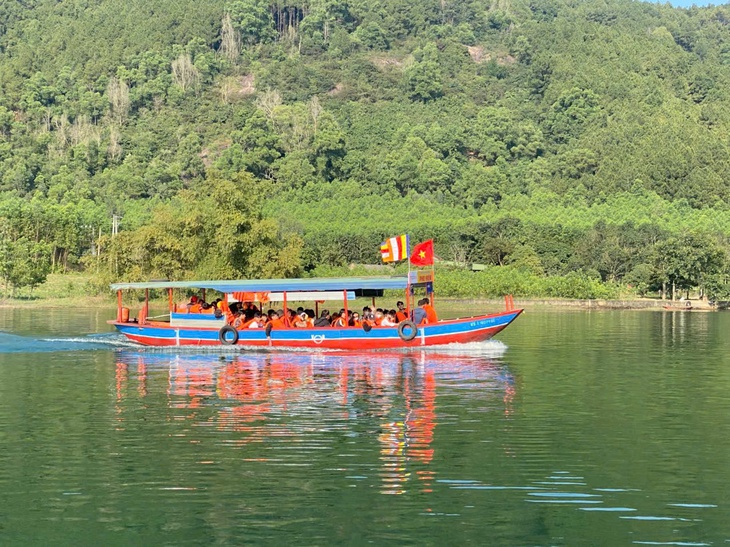 Dòng người nô nức trẩy hội chùa Hương Tích- Ảnh 3. Dòng người nô nức trẩy hội chùa Hương Tích- Ảnh 3.
