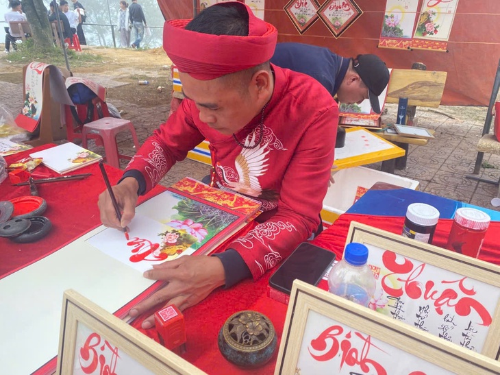 Dòng người nô nức trẩy hội chùa Hương Tích- Ảnh 4. Dòng người nô nức trẩy hội chùa Hương Tích- Ảnh 4.